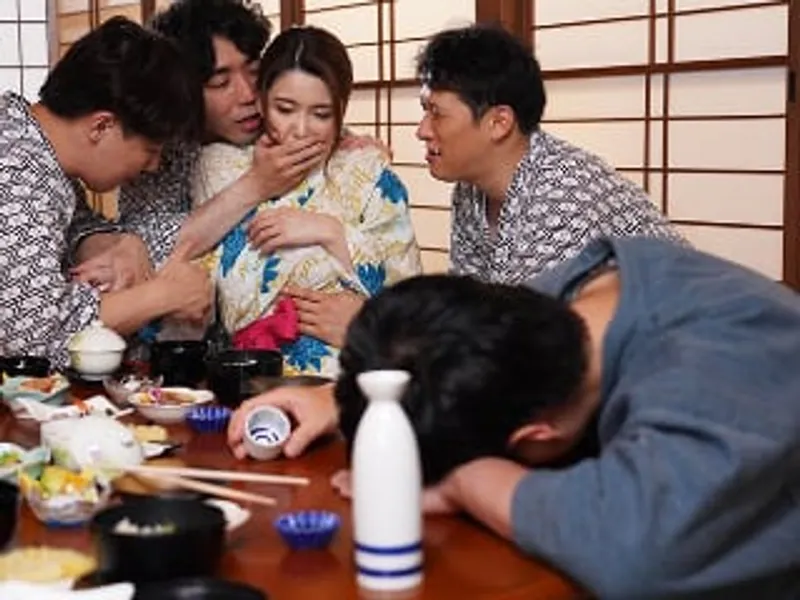 đưa vợ yêu đi suối nước nóng, Gã chồng không biết Cô vợ bị người khác phang sấp mặt